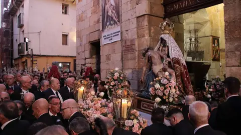 El presidente de las Cortes de Castilla y León en funciones, Carlos Pollán, el alcalde de la capital, José Antonio Diez, y el consejero en funciones de Medio Ambiente, Vivienda y Ordenación del Territorio, Juan Carlos Suárez-Quiñones, asisten a la procesión del Viernes de Dolores en León. Fotos: Peio García