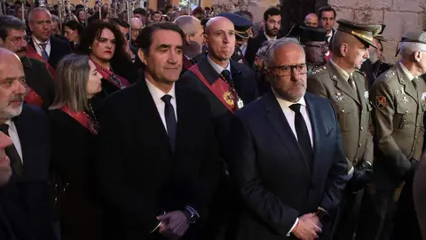 El presidente de las Cortes de Castilla y León en funciones, Carlos Pollán, el alcalde de la capital, José Antonio Diez, y el consejero en funciones de Medio Ambiente, Vivienda y Ordenación del Territorio, Juan Carlos Suárez-Quiñones, asisten a la procesión del Viernes de Dolores en León. Fotos: Peio García