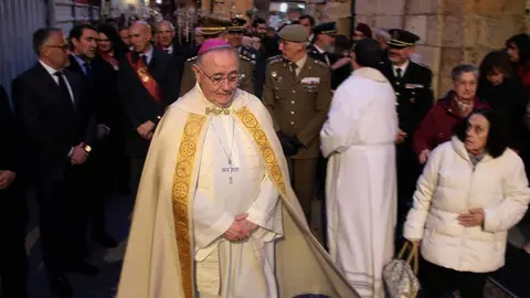 El presidente de las Cortes de Castilla y León en funciones, Carlos Pollán, el alcalde de la capital, José Antonio Diez, y el consejero en funciones de Medio Ambiente, Vivienda y Ordenación del Territorio, Juan Carlos Suárez-Quiñones, asisten a la procesión del Viernes de Dolores en León. Fotos: Peio García