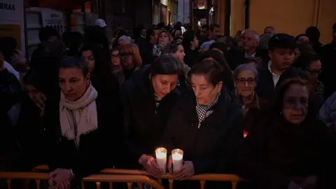El presidente de las Cortes de Castilla y León en funciones, Carlos Pollán, el alcalde de la capital, José Antonio Diez, y el consejero en funciones de Medio Ambiente, Vivienda y Ordenación del Territorio, Juan Carlos Suárez-Quiñones, asisten a la procesión del Viernes de Dolores en León. Fotos: Peio García