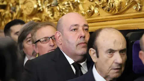 La ciudad de León ha vivido este Viernes de Dolores una de sus estampas más esperadas y multitudinarias, con la imagen de la Virgen de la Iglesia de Santa María del Camino —popularmente conocida como La Dolorosa, La Antigua o “La Morenica”— recorriendo sus calles arropada por miles de personas. Fotos: Isaac Llamazares