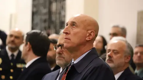 La ciudad de León ha vivido este Viernes de Dolores una de sus estampas más esperadas y multitudinarias, con la imagen de la Virgen de la Iglesia de Santa María del Camino —popularmente conocida como La Dolorosa, La Antigua o “La Morenica”— recorriendo sus calles arropada por miles de personas. Fotos: Isaac Llamazares