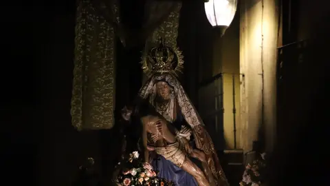 La ciudad de León ha vivido este Viernes de Dolores una de sus estampas más esperadas y multitudinarias, con la imagen de la Virgen de la Iglesia de Santa María del Camino —popularmente conocida como La Dolorosa, La Antigua o “La Morenica”— recorriendo sus calles arropada por miles de personas. Fotos: Isaac Llamazares