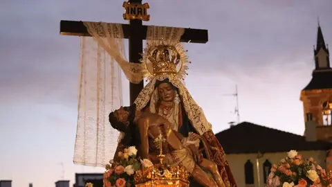 La ciudad de León ha vivido este Viernes de Dolores una de sus estampas más esperadas y multitudinarias, con la imagen de la Virgen de la Iglesia de Santa María del Camino —popularmente conocida como La Dolorosa, La Antigua o “La Morenica”— recorriendo sus calles arropada por miles de personas. Fotos: Isaac Llamazares