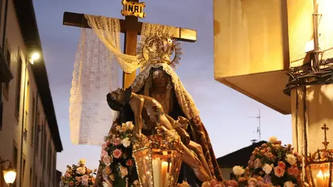 La ciudad de León ha vivido este Viernes de Dolores una de sus estampas más esperadas y multitudinarias, con la imagen de la Virgen de la Iglesia de Santa María del Camino —popularmente conocida como La Dolorosa, La Antigua o “La Morenica”— recorriendo sus calles arropada por miles de personas. Fotos: Isaac Llamazares