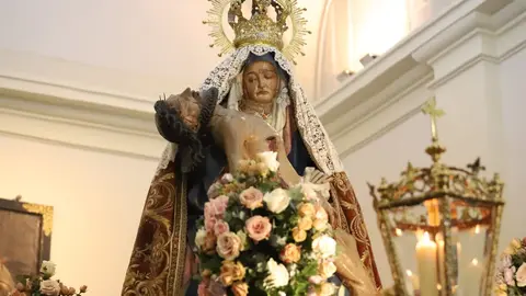 La ciudad de León ha vivido este Viernes de Dolores una de sus estampas más esperadas y multitudinarias, con la imagen de la Virgen de la Iglesia de Santa María del Camino —popularmente conocida como La Dolorosa, La Antigua o “La Morenica”— recorriendo sus calles arropada por miles de personas. Fotos: Isaac Llamazares