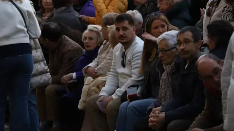 La ciudad de León ha vivido este Viernes de Dolores una de sus estampas más esperadas y multitudinarias, con la imagen de la Virgen de la Iglesia de Santa María del Camino —popularmente conocida como La Dolorosa, La Antigua o “La Morenica”— recorriendo sus calles arropada por miles de personas. Fotos: Isaac Llamazares