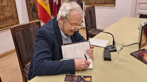 El escritor y fotógrafo José Luis Pardo Caeiro presenta en la Casa de León su última obra 'León, el embrujo de un reino olvidado'. Foto: Casa de León en Madrid.
