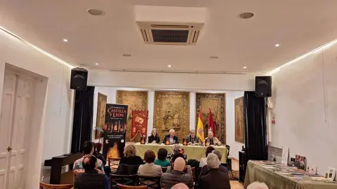 El escritor y fotógrafo José Luis Pardo Caeiro presenta en la Casa de León su última obra 'León, el embrujo de un reino olvidado'. Foto: Casa de León en Madrid.