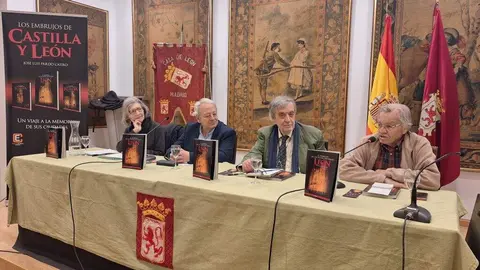 El escritor y fotógrafo José Luis Pardo Caeiro presenta en la Casa de León su última obra 'León, el embrujo de un reino olvidado'. Foto: Casa de León en Madrid.