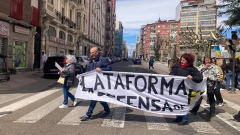 Corte de tráfico reivindicativo de la Plataforma en Defensa de Feve este sábado en Padre Isla. Foto: Peio García.