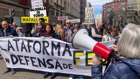 Corte de tráfico reivindicativo de la Plataforma en Defensa de Feve este sábado en Padre Isla. Foto: Peio García.