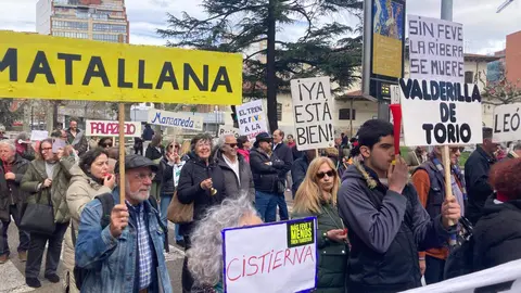 Corte de tráfico reivindicativo de la Plataforma en Defensa de Feve este sábado en Padre Isla. Foto: Peio García.