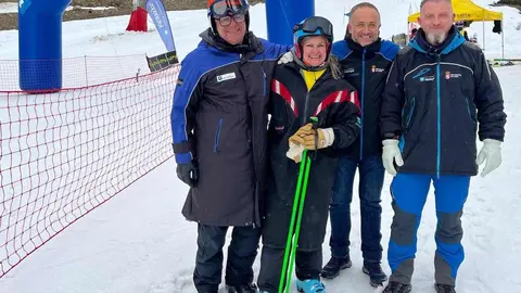 El presidente de la Diputación, Gerardo Álvarez Courel, encabezó el acto de bienvenida a la esquiadora leonesa María Martín-Granizo, quien regresó a 