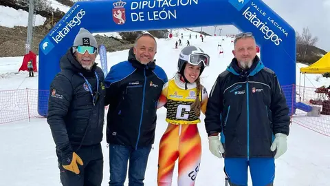 El presidente de la Diputación, Gerardo Álvarez Courel, encabezó el acto de bienvenida a la esquiadora leonesa María Martín-Granizo, quien regresó a 