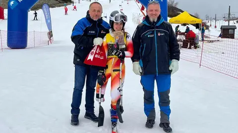 El presidente de la Diputación, Gerardo Álvarez Courel, encabezó el acto de bienvenida a la esquiadora leonesa María Martín-Granizo, quien regresó a 