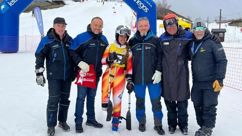 El presidente de la Diputación, Gerardo Álvarez Courel, encabezó el acto de bienvenida a la esquiadora leonesa María Martín-Granizo, quien regresó a 