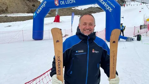 El presidente de la Diputación, Gerardo Álvarez Courel, encabezó el acto de bienvenida a la esquiadora leonesa María Martín-Granizo, quien regresó a 