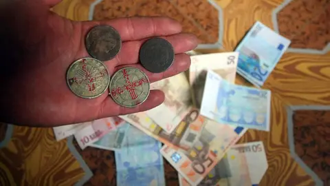 El sonido metálico de dos monedas golpeando el suelo vuelve a escucharse cada Semana Santa en la provincia de León. El juego de las chapas, una tradición con siglos de historia, sigue congregando a vecinos y visitantes entre el Jueves Santo y el Domingo de Resurrección, especialmente en el medio rural, donde conserva toda su esencia. Fotos: César Sánchez