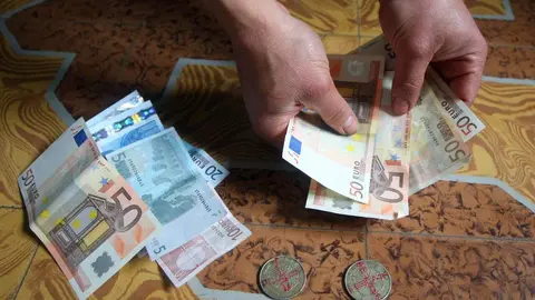 El sonido metálico de dos monedas golpeando el suelo vuelve a escucharse cada Semana Santa en la provincia de León. El juego de las chapas, una tradición con siglos de historia, sigue congregando a vecinos y visitantes entre el Jueves Santo y el Domingo de Resurrección, especialmente en el medio rural, donde conserva toda su esencia. Fotos: César Sánchez