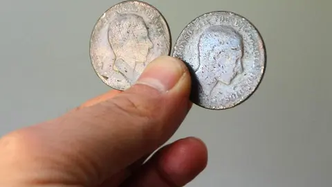 El sonido metálico de dos monedas golpeando el suelo vuelve a escucharse cada Semana Santa en la provincia de León. El juego de las chapas, una tradición con siglos de historia, sigue congregando a vecinos y visitantes entre el Jueves Santo y el Domingo de Resurrección, especialmente en el medio rural, donde conserva toda su esencia. Fotos: César Sánchez