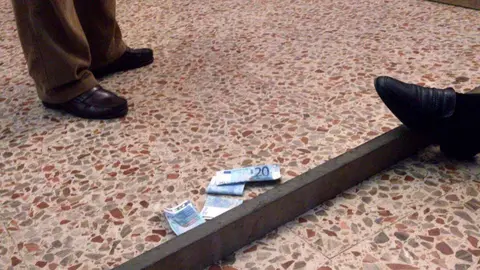 El sonido metálico de dos monedas golpeando el suelo vuelve a escucharse cada Semana Santa en la provincia de León. El juego de las chapas, una tradición con siglos de historia, sigue congregando a vecinos y visitantes entre el Jueves Santo y el Domingo de Resurrección, especialmente en el medio rural, donde conserva toda su esencia. Fotos: César Sánchez