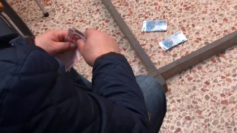 El sonido metálico de dos monedas golpeando el suelo vuelve a escucharse cada Semana Santa en la provincia de León. El juego de las chapas, una tradición con siglos de historia, sigue congregando a vecinos y visitantes entre el Jueves Santo y el Domingo de Resurrección, especialmente en el medio rural, donde conserva toda su esencia. Fotos: César Sánchez