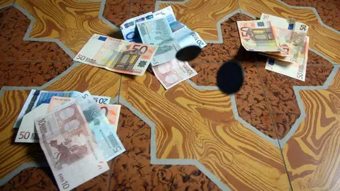 El sonido metálico de dos monedas golpeando el suelo vuelve a escucharse cada Semana Santa en la provincia de León. El juego de las chapas, una tradición con siglos de historia, sigue congregando a vecinos y visitantes entre el Jueves Santo y el Domingo de Resurrección, especialmente en el medio rural, donde conserva toda su esencia. Fotos: César Sánchez