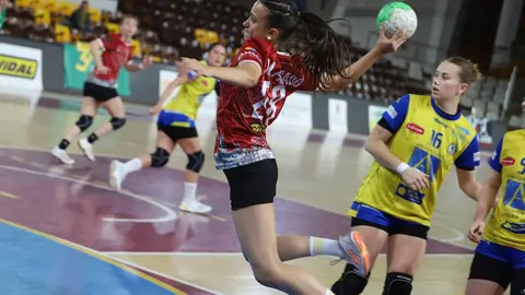 El Cleba Caja Rural sumó una nueva victoria en la División de Honor Oro Femenina tras imponerse por 34-30 al Uneatlantico Pereda en un partido clave para ambos conjuntos. Fotos: Isaac Llamazares