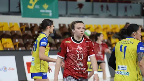 El Cleba Caja Rural sumó una nueva victoria en la División de Honor Oro Femenina tras imponerse por 34-30 al Uneatlantico Pereda en un partido clave para ambos conjuntos. Fotos: Isaac Llamazares