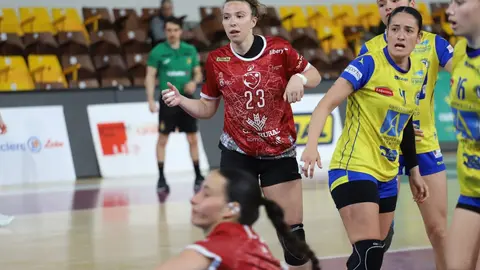 El Cleba Caja Rural sumó una nueva victoria en la División de Honor Oro Femenina tras imponerse por 34-30 al Uneatlantico Pereda en un partido clave para ambos conjuntos. Fotos: Isaac Llamazares