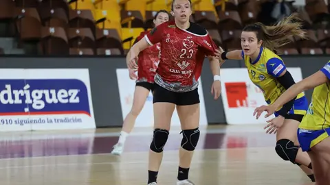 El Cleba Caja Rural sumó una nueva victoria en la División de Honor Oro Femenina tras imponerse por 34-30 al Uneatlantico Pereda en un partido clave para ambos conjuntos. Fotos: Isaac Llamazares