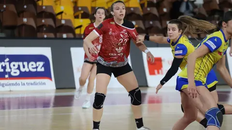 El Cleba Caja Rural sumó una nueva victoria en la División de Honor Oro Femenina tras imponerse por 34-30 al Uneatlantico Pereda en un partido clave para ambos conjuntos. Fotos: Isaac Llamazares