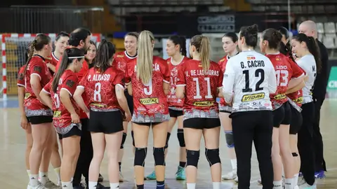 El Cleba Caja Rural sumó una nueva victoria en la División de Honor Oro Femenina tras imponerse por 34-30 al Uneatlantico Pereda en un partido clave para ambos conjuntos. Fotos: Isaac Llamazares