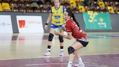 El Cleba Caja Rural sumó una nueva victoria en la División de Honor Oro Femenina tras imponerse por 34-30 al Uneatlantico Pereda en un partido clave para ambos conjuntos. Fotos: Isaac Llamazares