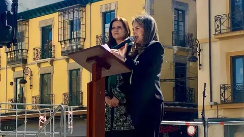 El Día de la Escucha rinde homenaje a quienes cuidan, con Ana Carlota Amigo como símbolo de una realidad mayoritariamente femenina y silenciosa.