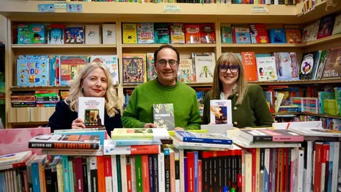 La directora del Club de Lectura Adictos al Crimen, Marta Marne, junto a Leopoldo Herrero y Karín del Ser, de la Librería Galatea, preparan una nueva jornada de lectura que se celebra en la Biblioteca Sierra Pambley de León Foto: Carlos S. Campillo.