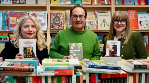 La directora del Club de Lectura Adictos al Crimen, Marta Marne, junto a Leopoldo Herrero y Karín del Ser, de la Librería Galatea, preparan una nueva jornada de lectura que se celebra en la Biblioteca Sierra Pambley de León Foto: Carlos S. Campillo.