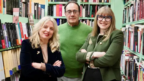 La directora del Club de Lectura Adictos al Crimen, Marta Marne, junto a Leopoldo Herrero y Karín del Ser, de la Librería Galatea, preparan una nueva jornada de lectura que se celebra en la Biblioteca Sierra Pambley de León Foto: Carlos S. Campillo.