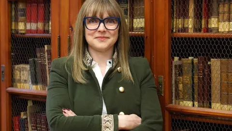 La directora del Club de Lectura Adictos al Crimen, Marta Marne, junto a Leopoldo Herrero y Karín del Ser, de la Librería Galatea, preparan una nueva jornada de lectura que se celebra en la Biblioteca Sierra Pambley de León Foto: Carlos S. Campillo.