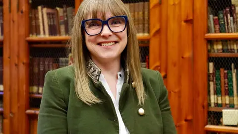 La directora del Club de Lectura Adictos al Crimen, Marta Marne, junto a Leopoldo Herrero y Karín del Ser, de la Librería Galatea, preparan una nueva jornada de lectura que se celebra en la Biblioteca Sierra Pambley de León Foto: Carlos S. Campillo.
