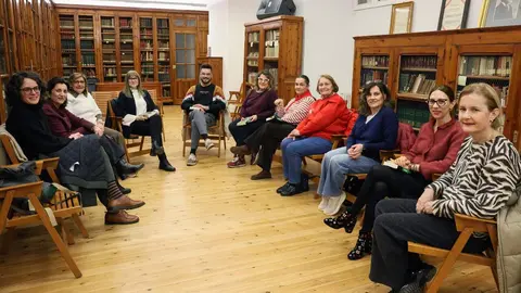 La directora del Club de Lectura Adictos al Crimen, Marta Marne, junto a Leopoldo Herrero y Karín del Ser, de la Librería Galatea, preparan una nueva jornada de lectura que se celebra en la Biblioteca Sierra Pambley de León Foto: Carlos S. Campillo.