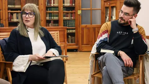 La directora del Club de Lectura Adictos al Crimen, Marta Marne, junto a Leopoldo Herrero y Karín del Ser, de la Librería Galatea, preparan una nueva jornada de lectura que se celebra en la Biblioteca Sierra Pambley de León Foto: Carlos S. Campillo.