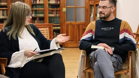La directora del Club de Lectura Adictos al Crimen, Marta Marne, junto a Leopoldo Herrero y Karín del Ser, de la Librería Galatea, preparan una nueva jornada de lectura que se celebra en la Biblioteca Sierra Pambley de León Foto: Carlos S. Campillo.