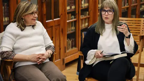 La directora del Club de Lectura Adictos al Crimen, Marta Marne, junto a Leopoldo Herrero y Karín del Ser, de la Librería Galatea, preparan una nueva jornada de lectura que se celebra en la Biblioteca Sierra Pambley de León Foto: Carlos S. Campillo.