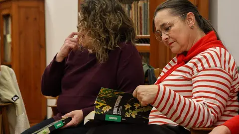 La directora del Club de Lectura Adictos al Crimen, Marta Marne, junto a Leopoldo Herrero y Karín del Ser, de la Librería Galatea, preparan una nueva jornada de lectura que se celebra en la Biblioteca Sierra Pambley de León Foto: Carlos S. Campillo.