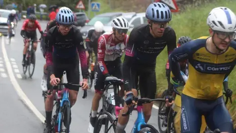 Technosylva Rower Bembibre Cycling Team saca rédito bajo la lluvia en una Aiztondo Klasikoa. Foto: Technosylva Rower Bembibre.