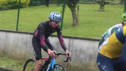 Technosylva Rower Bembibre Cycling Team saca rédito bajo la lluvia en una Aiztondo Klasikoa. Foto: Technosylva Rower Bembibre.