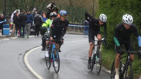 Technosylva Rower Bembibre Cycling Team saca rédito bajo la lluvia en una Aiztondo Klasikoa. Foto: Technosylva Rower Bembibre.