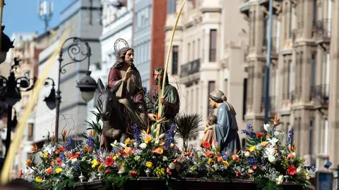 La Procesión de las Palmas inaugura la Semana Santa en una mañana cargada de devoción. Fotos: Peio García